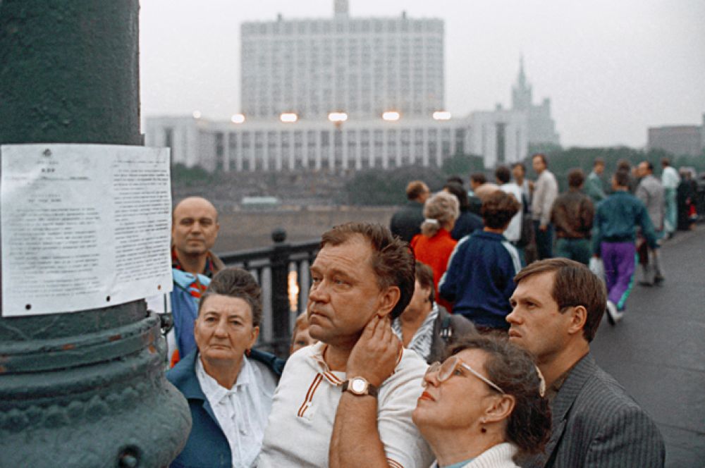 Встревоженные москвичи читают воззвание ГКЧП, расклеенное на улицах города 19 августа 1991 года.