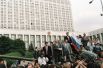 Президент РСФСР Борис Ельцин выступает у здания Совета Министров РСФСР во время попытки государственного переворота. 19 августа 1991 года.