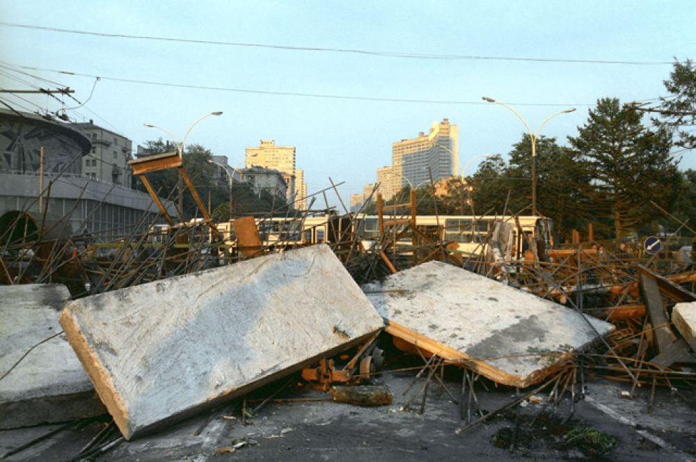 Баррикады на улицах Москвы. 20 августа 1991 года.