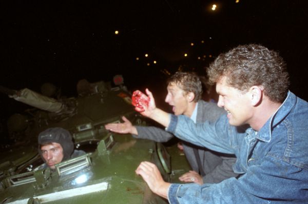 Мирное население столкнулось с военными. События в ночь на 21 августа на Садовом кольце в районе улицы Чайковского.