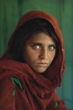 Стив Маккарри сделал фотографию «Афганская девочка» в лагере пуштунских беженцев вблизи Пешавара, Пакистан. Снимок впервые появился на обложке National Geographic за июнь 1985 года и был назван «самой известной фотографией» в истории журнала. Личность «афганской девочки» оставалась неизвестной на протяжении 17 лет, пока Маккарри и команда National Geographic не отыскали женщину по имени Шарбат Гула в январе 2002 года.