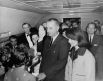 Присяга Линдона Джонсона на борту Air Force One в день убийства Кеннеди. Президента окружают три женщины: справа — овдовевшая Жаклин Кеннеди, слева — его собственная жена, прозванная Lady Bird, перед ним с Библией в руке — судья Сара Хьюз, единственная женщина в истории, принявшая присягу у президента США. 22 ноября 1963 года.
