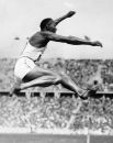 Джесси Оуэнс совершает свой рекордный прыжок в длину на Олимпиаде-1936.