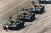 «Неизвестный бунтарь», сдерживающий продвижение колонны танков во время протестов на площади Тяньаньмэнь в Пекине в 1989 году.
