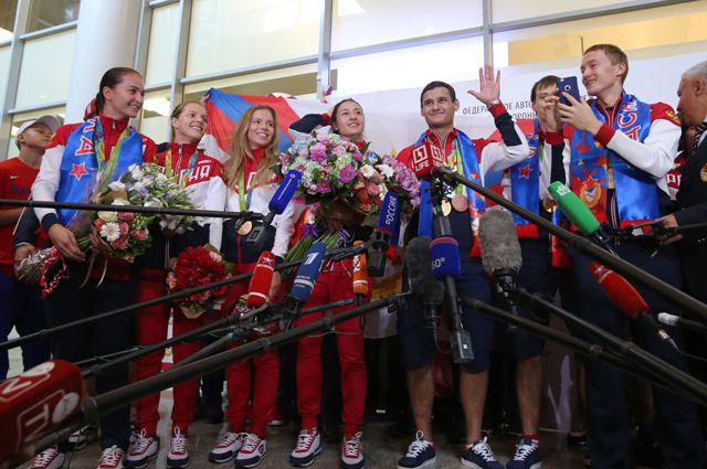 Спортсмены сборной России по фехтованию во время церемонии встречи в аэропорту Шереметьево.