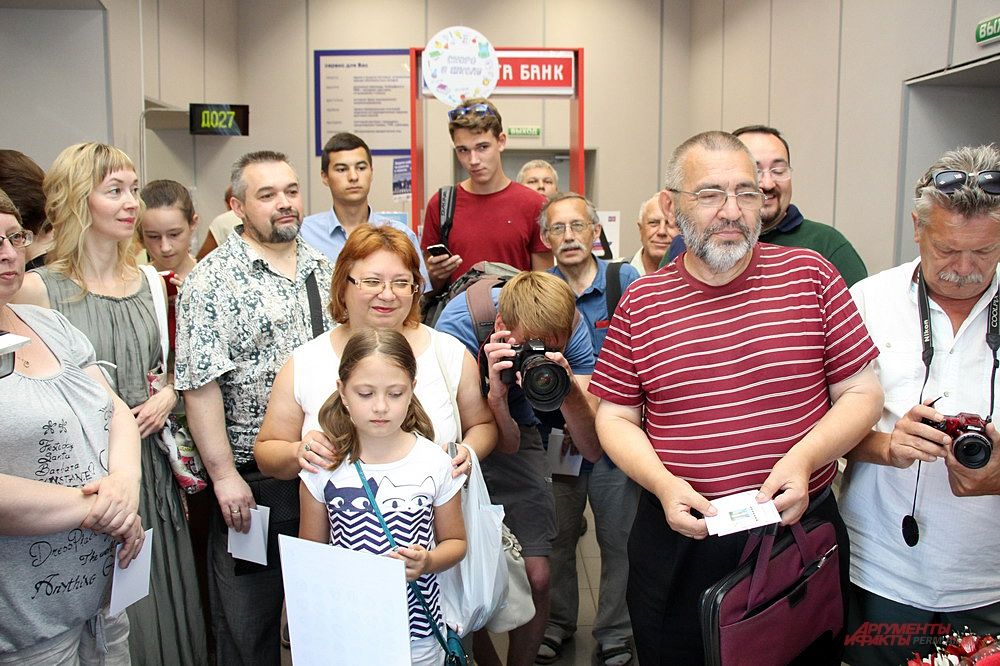 Люди выстраивались в очередь, чтобы сфотографироваться с пермской спортсменкой.