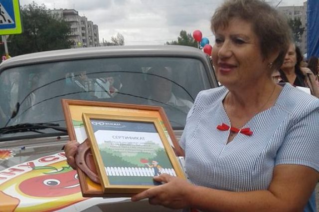Жительница Минусинска, вырастившая самый большой помидор, в подарок получила автомобиль.