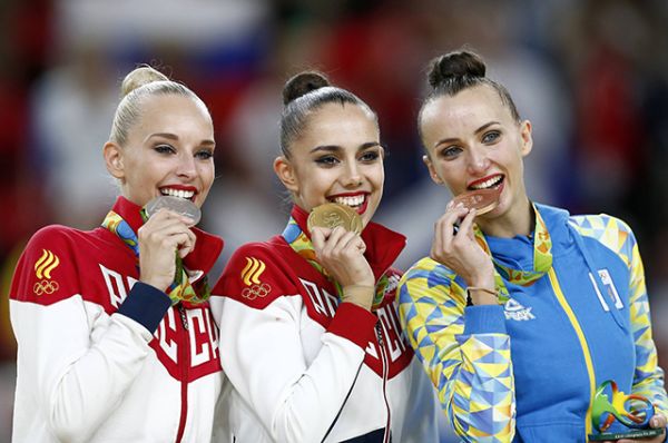 Яна Кудрявцева (слева) завоевала серебряную медаль в личном многоборье соревнований по художественной гимнастике на Играх-2016.
