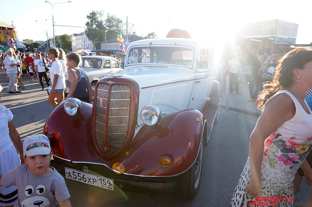 Рядом расположилась выставка раритетных автомобилей.