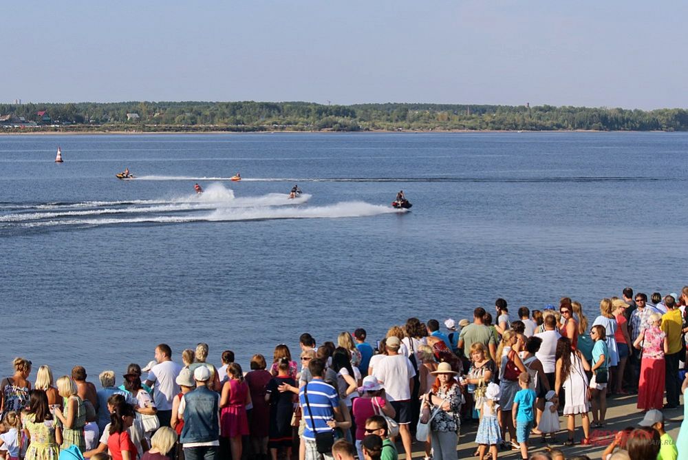 На воде выписывали круги водные мотоциклы.