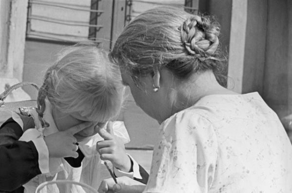 Первоклассница средней школы № 7 Ленинградского района с мамой в День знаний, 1963 год.