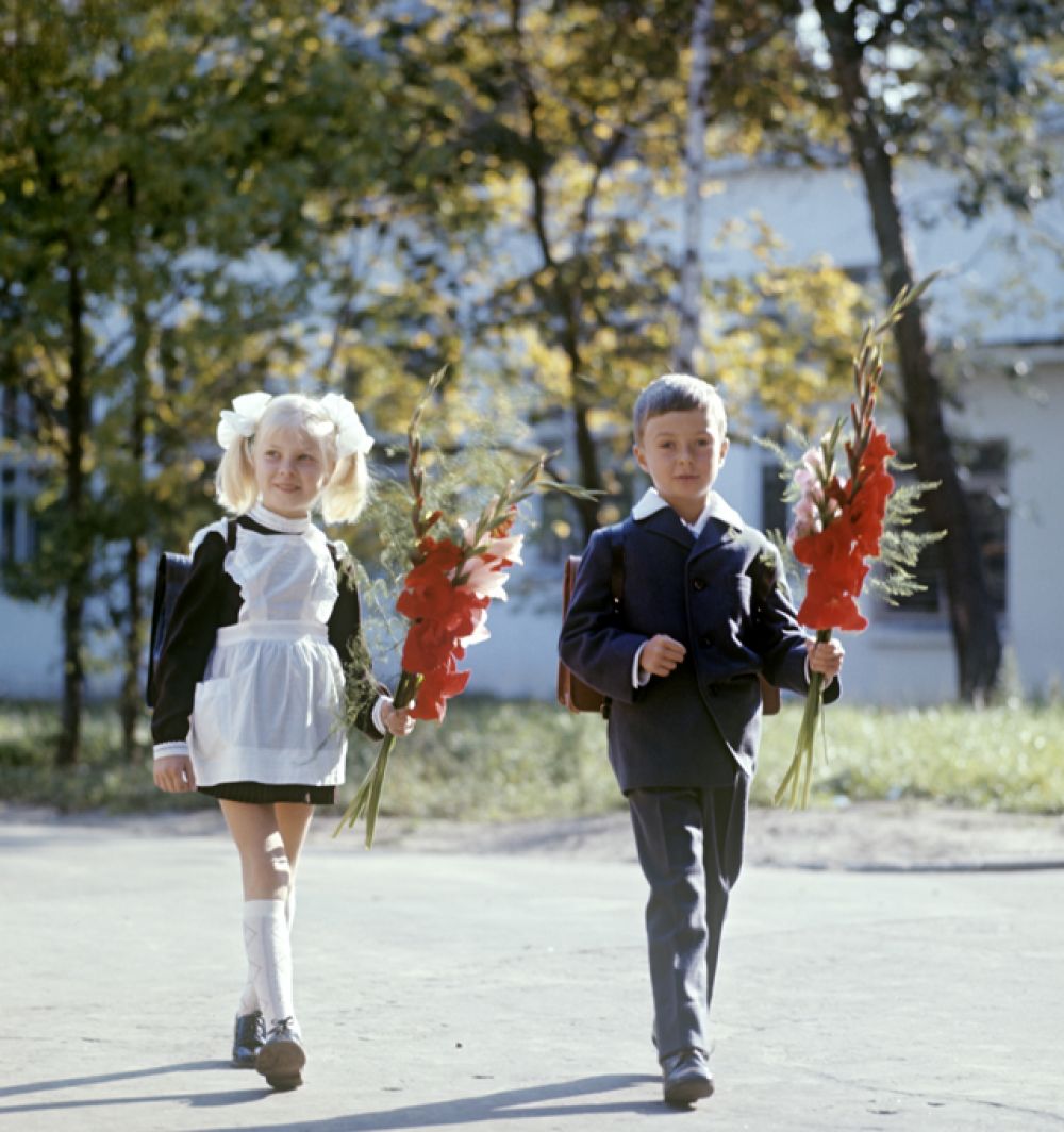 Первоклассники 1-го сентября в День знаний, 1974 год.