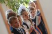 Ученики перед уроком в День знаний в гимназии №1728 города Москвы, 2015 год.
