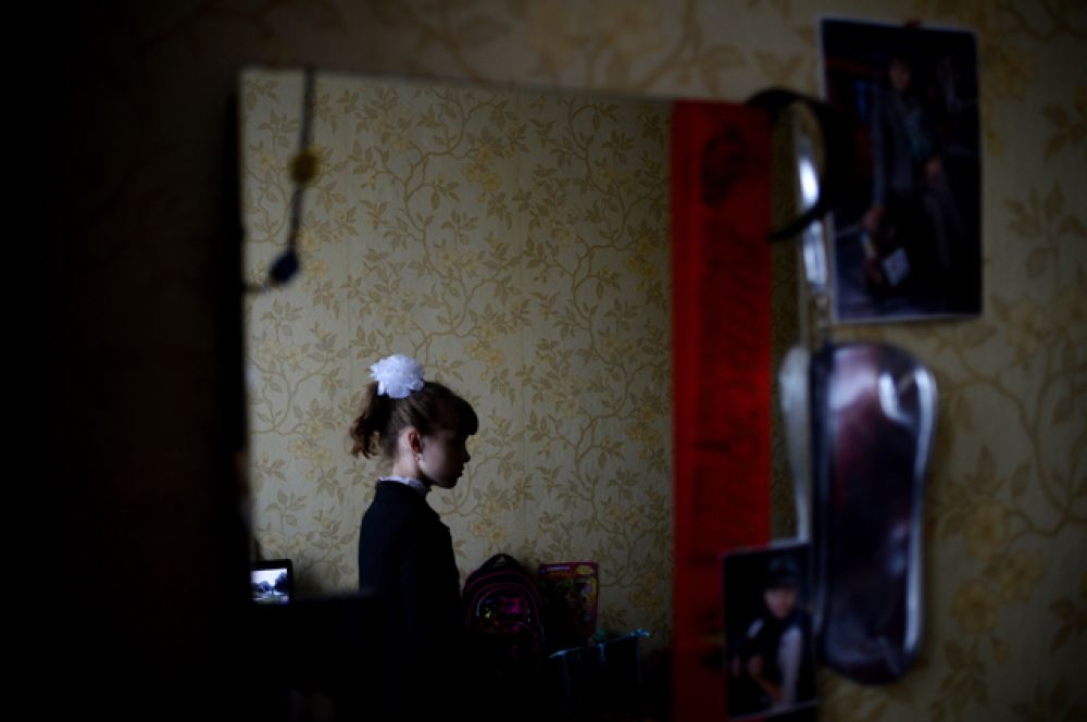 Беженка из Украины 10-летняя Елизавета Кошуба дома после первого дня в российской школе в городе Старая Русса Новгородской области, 2014 год.