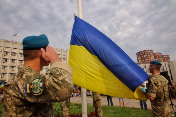 А вот так поднимали флаг под Одесской областной госадминистрацией