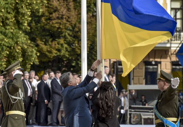 В такой день поднять украинский флаг в Киеве приехал президент Украины, Петр Порошенко. С ним также была его супруга Марина Порошенко