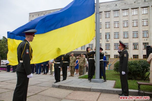 Здесь тоже был почетный караул и представители житомирской власти