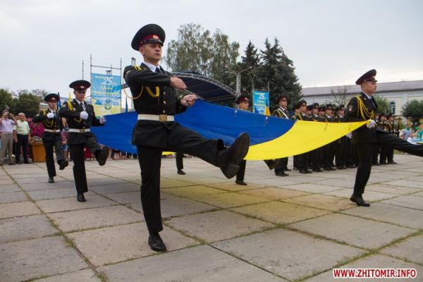 С флагом по майдану им. Королева прошлись служащие города Житомира