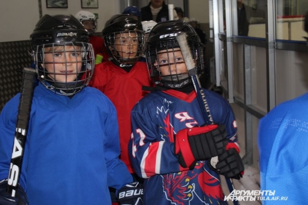 Юные хоккеисты занимаются на Ледовой арене в Туле