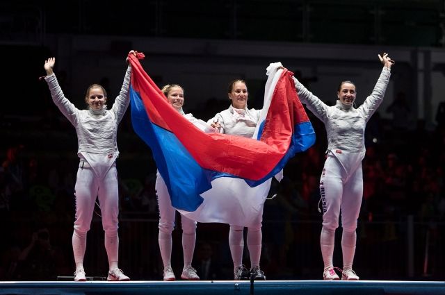 Наши «золотые» медалистки. Екатерина Дьяченко на фото - крайняя слева.