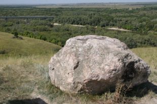 Популярное место у отдыхающих - ледниковый валун на Хопре.