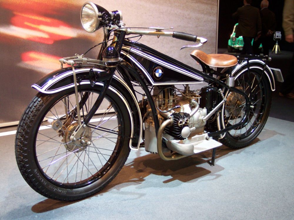 В 1923 году на Берлинской автомобильной выставке был представлен BMW R32, весивший всего 120 кг и при этом развивший скорость более 90 км/ч. Вместе с этим началась и история оппозитных двигателей BMW.