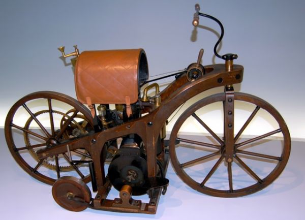 Первый мотоцикл с двигателем внутреннего сгорания был построен в Германии немецкими инженерами Готлибом Даймлером и Вильгельмом Майбахом. Бензиновый карбюраторный двигатель имел мощность 1,5 л. с.