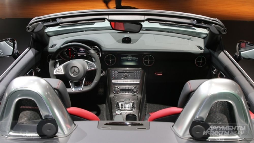 Интерьер кабриолета Mercedes-AMG SLC 43.