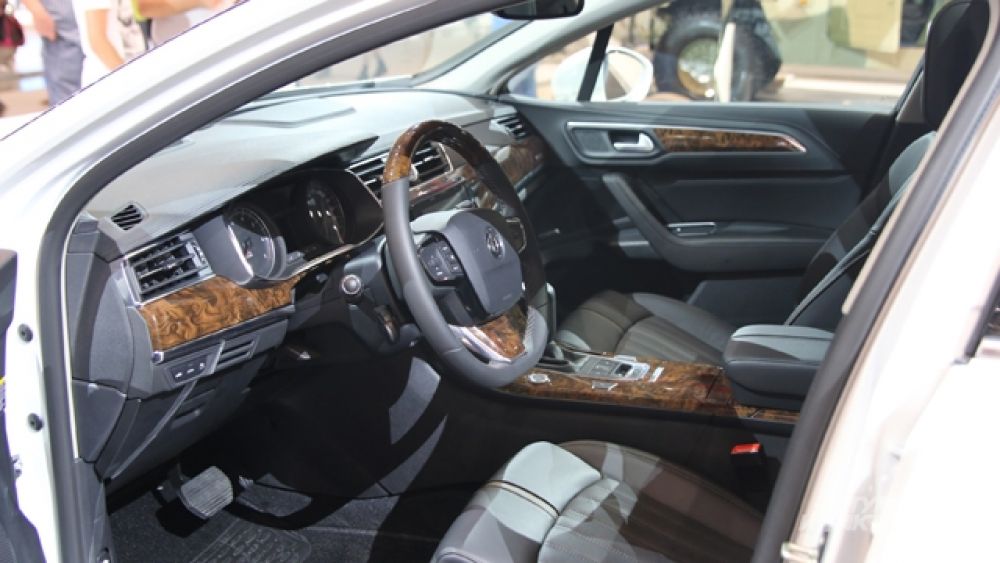 Интерьер Dongfeng A9.