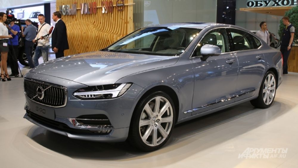 Volvo S90.