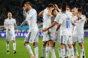 Игроки столичного клуба празднуют победу в матче