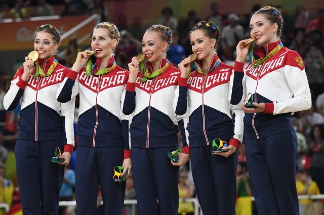 Анастасия Максимова (в центре) и её подруги по команде не оставили судьям выбора: только золото!