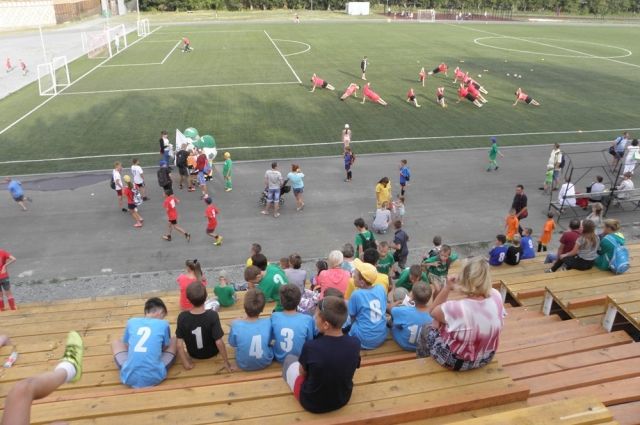 Нынешний футбольный фестиваль под занавес каникул собрал на коркинском стадионе сотни юных спортсменов из Челябинской и Свердловской областей, а также Башкирии. 