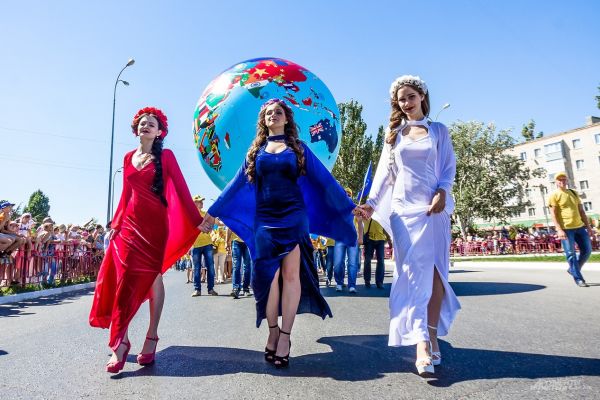 Девушки в нарядах цветов российского триколора.