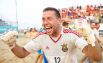 Вот наш вратарь уже понимает, что его команда выиграла главный трофей