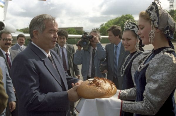 Президента Узбекистана Ислама Каримова, прибывшего на встречу глав государств СНГ, в московском аэропорту встречают хлебом-солью. 1992 год.