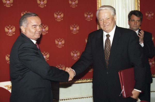 Президент РФ Борис Николаевич Ельцин (справа) и президент Узбекистана Ислам Каримов после подписания совместных российско-узбекских документов в Кремле. 1998 год.