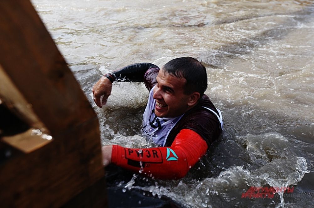 Каждый кто падал в воду испытывал шок. Температура воды была низкой и это тоже испытание, которое почти все прошли.