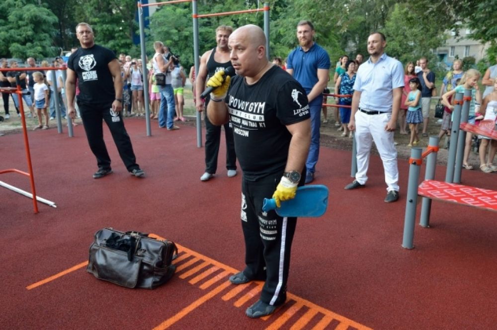 В Волгодонск прибыли три богатыря, чтобы выступить на торжественном открытии спортплощадок ГТО, построенных по инициативе предпринимателя Владимира Брагина и известного боксёра Дмитрия Кудряшова, который и пригласил «Русских медведей» в родной город.