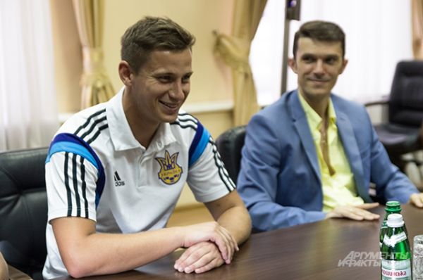Рядом с Харченко сидел один из игроков сборной - Евгений Рябчук