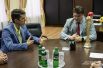 Рядом с министром слева сидел президент федерации пляжного футбола - Сергей Харченко