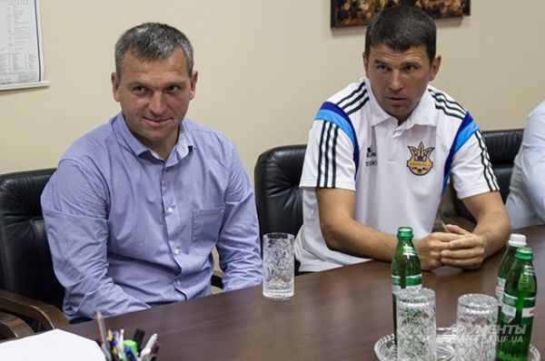 Справа от главного тренера сидит еще один тренер - Николай Костенко