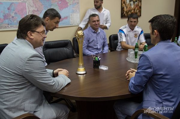 Министр молодежи и спорта решил лично поздравить сборную Украины по пляжному футболу