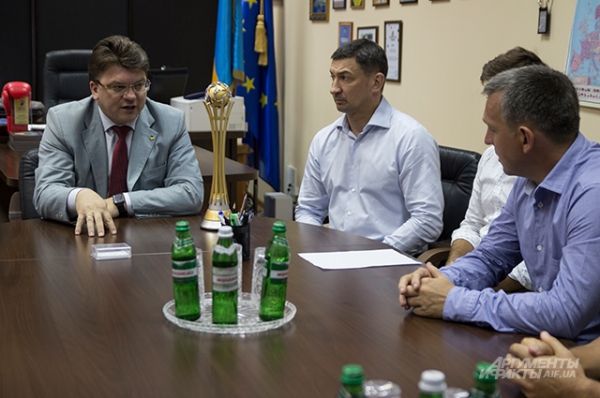 Справа главный тренер сборной Украины - Евгений Вареница