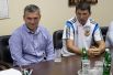 Справа от главного тренера сидит еще один тренер - Николай Костенко