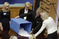 Члены избирательной комиссии открыли избирательные урны во втором туре президентских выборов в Эстонии в Таллине.