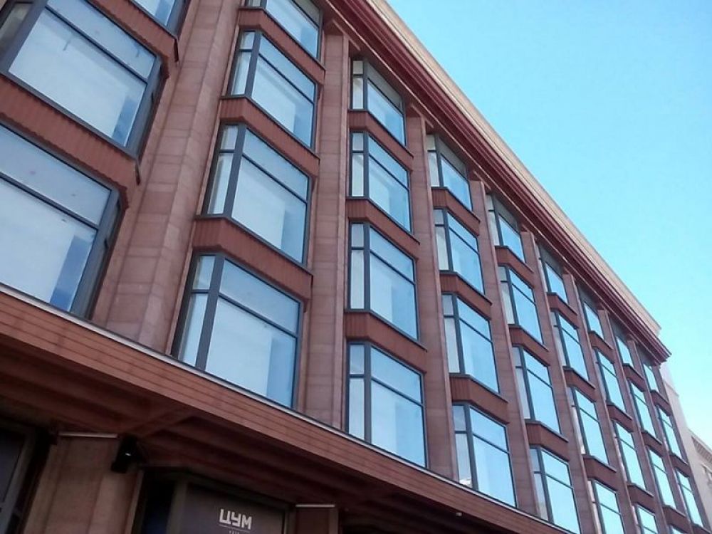 В такой же форме сделаны и окна на этажах повыше