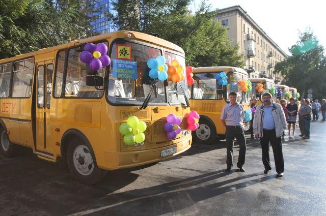 Двенадцать сельских школ получили новые автобусы