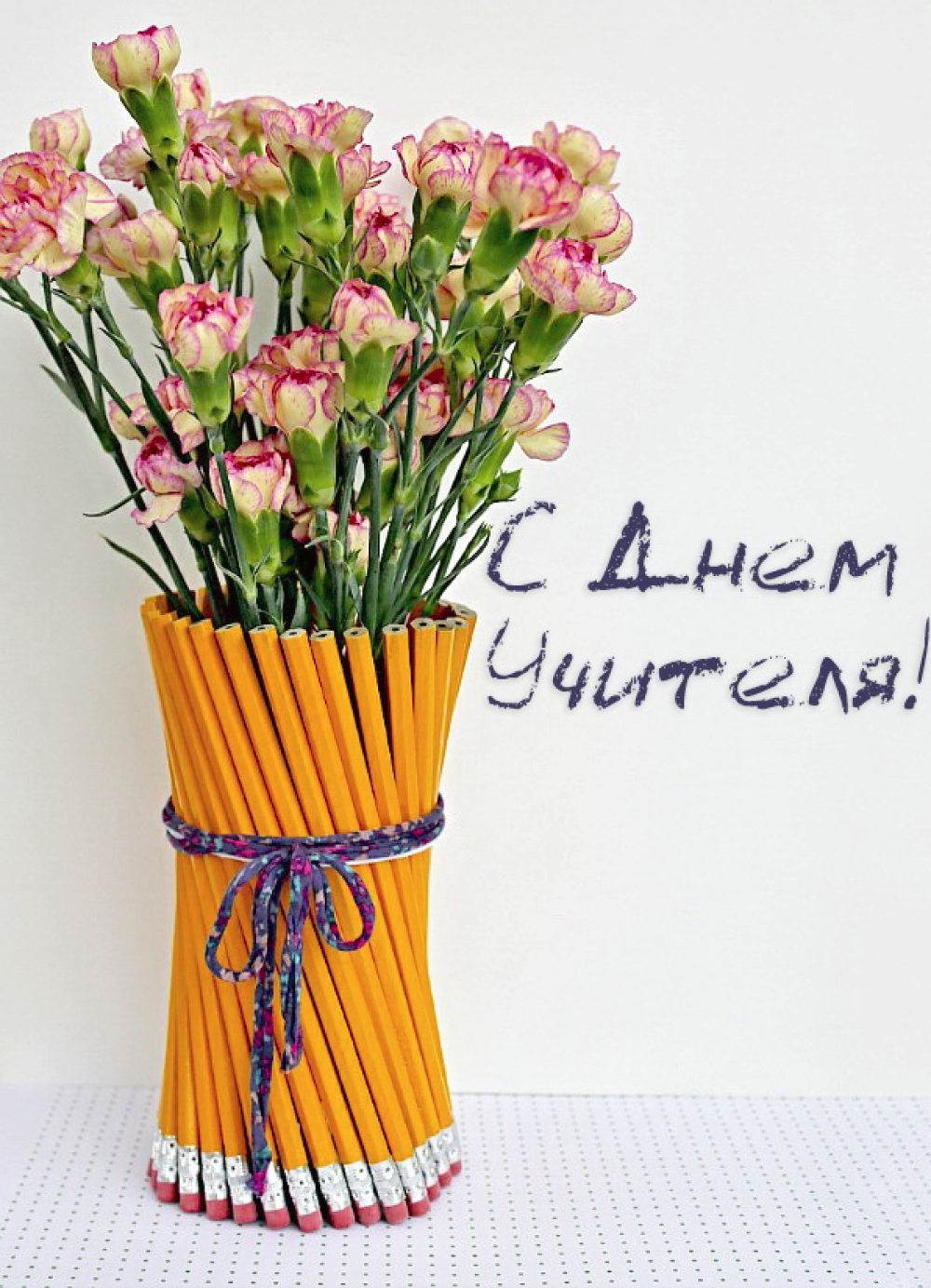 Не обязательно покупать дорогие цветы, можно просто сделать оригинальную упаковку