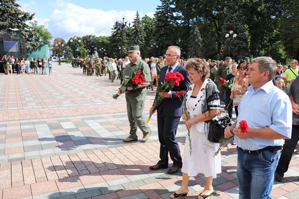 Присутствовали на этом трауре по погибшим также и командующий Национальной гвардии Украины, Юрий Аллеров, родители погибших и известные политики украинского парламента